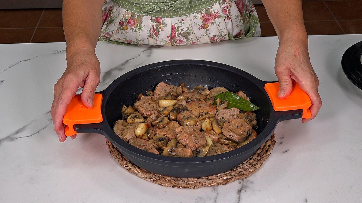 SOLOMILLO DE CERDO AL AJILLO CON CHAMPIÑONES. Receta tradicional fácil y deliciosa que se puede hacer para cena o comida incluso una comida con invitados - Loli Domínguez - Foto 8