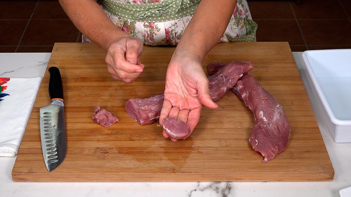 SOLOMILLO DE CERDO AL AJILLO CON CHAMPIÑONES. Receta tradicional fácil y deliciosa que se puede hacer para cena o comida incluso una comida con invitados - Loli Domínguez - Foto 2