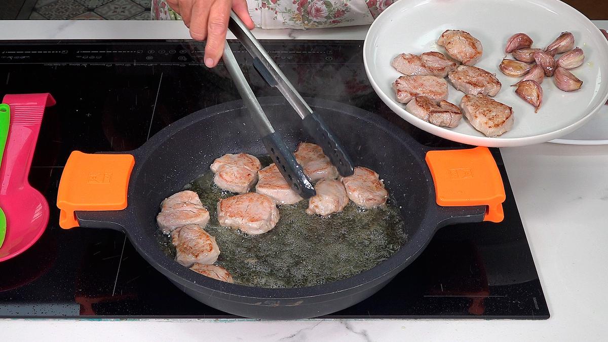 SOLOMILLO DE CERDO AL AJILLO CON CHAMPIÑONES. Receta tradicional fácil y deliciosa que se puede hacer para cena o comida incluso una comida con invitados - Loli Domínguez - Foto 4