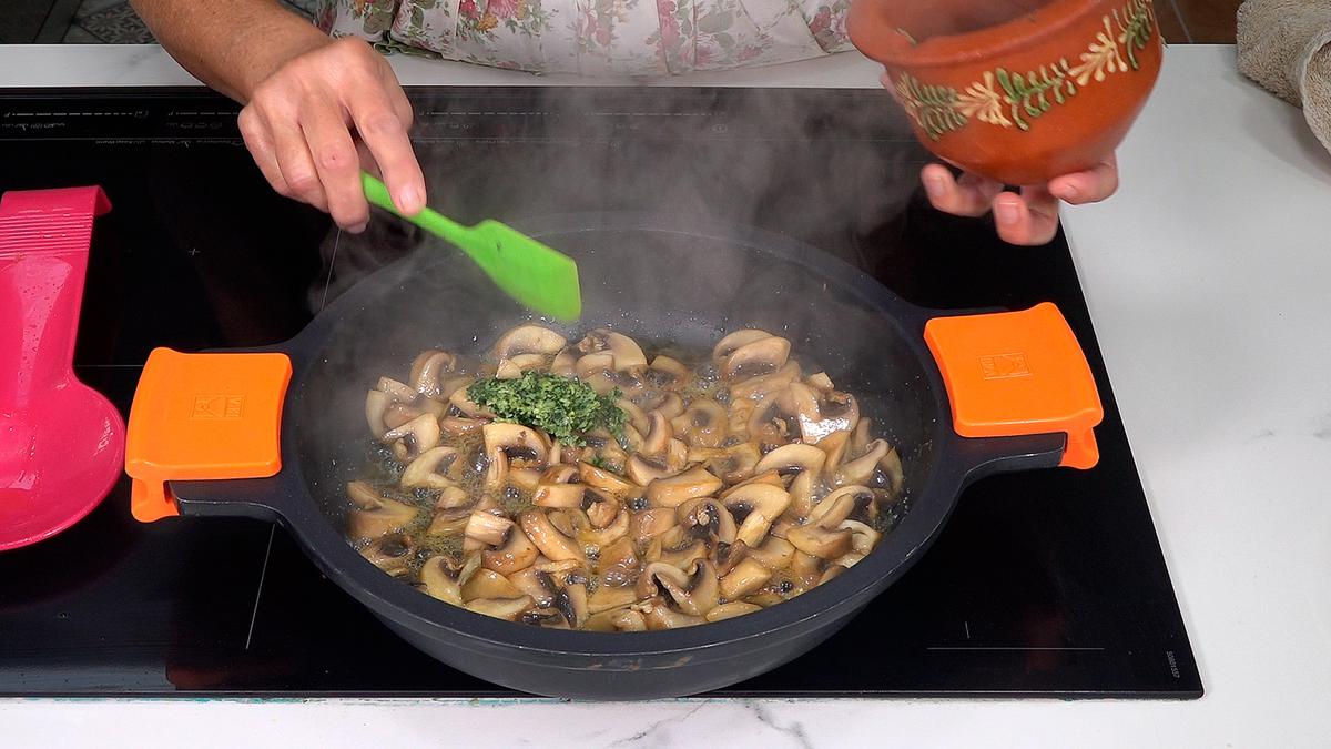 SOLOMILLO DE CERDO AL AJILLO CON CHAMPIÑONES. Receta tradicional fácil y deliciosa que se puede hacer para cena o comida incluso una comida con invitados - Loli Domínguez - Foto 5