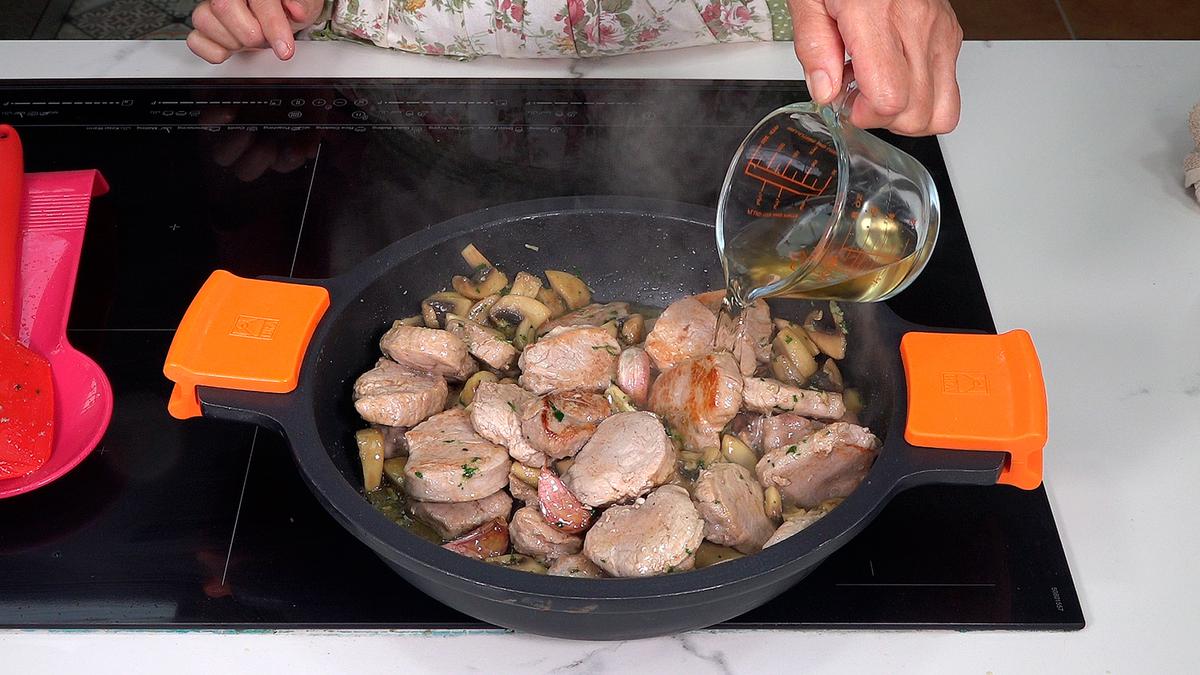 SOLOMILLO DE CERDO AL AJILLO CON CHAMPIÑONES. Receta tradicional fácil y deliciosa que se puede hacer para cena o comida incluso una comida con invitados - Loli Domínguez - Foto 6