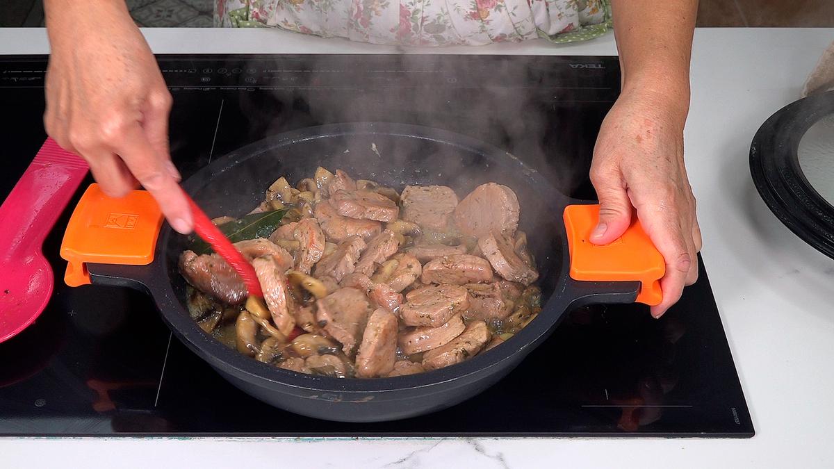 SOLOMILLO DE CERDO AL AJILLO CON CHAMPIÑONES. Receta tradicional fácil y deliciosa que se puede hacer para cena o comida incluso una comida con invitados - Loli Domínguez - Foto 7