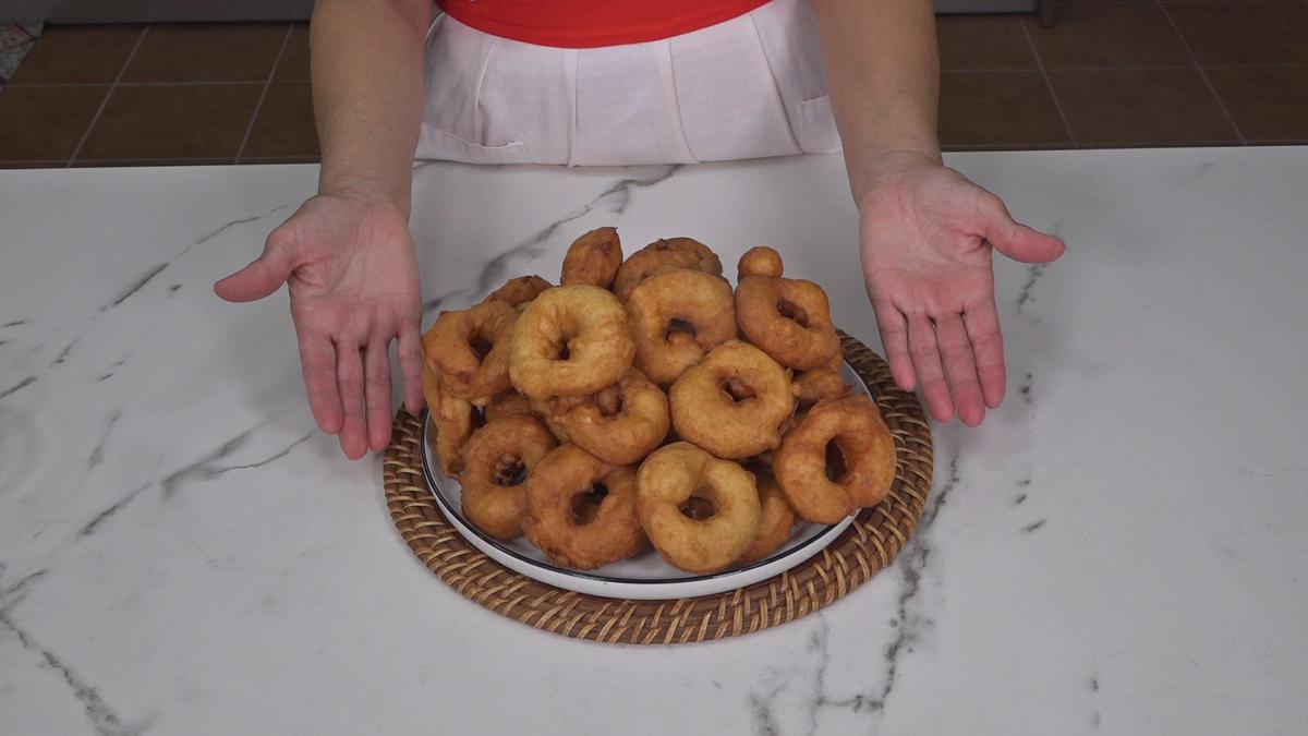 BUÑUELOS DE CARNAVAL RECETA TRADICIONAL. Tiernos y esponjosos buñuelos que acompañados de un buen chocolate caliente hace que en los días fríos de carnavales - Loli Domínguez - Foto 8