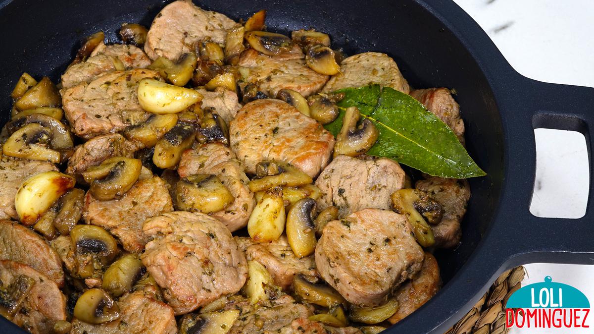 SOLOMILLO DE CERDO AL AJILLO CON CHAMPIÑONES. Receta tradicional fácil y deliciosa que se puede hacer para cena o comida incluso una comida con invitados porque queda deliciosa