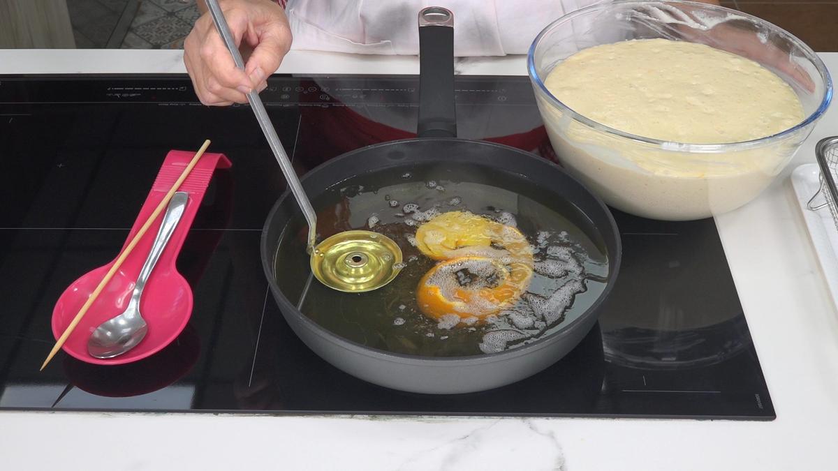 BUÑUELOS DE CARNAVAL RECETA TRADICIONAL. Tiernos y esponjosos buñuelos que acompañados de un buen chocolate caliente hace que en los días fríos de carnavales - Loli Domínguez - Foto 4