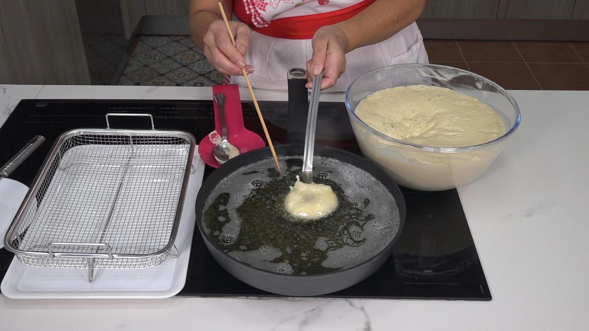 BUÑUELOS DE CARNAVAL RECETA TRADICIONAL. Tiernos y esponjosos buñuelos que acompañados de un buen chocolate caliente hace que en los días fríos de carnavales - Loli Domínguez - Foto 5
