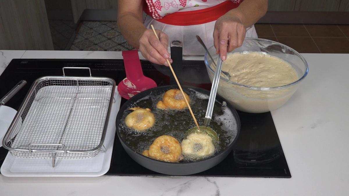 BUÑUELOS DE CARNAVAL RECETA TRADICIONAL. Tiernos y esponjosos buñuelos que acompañados de un buen chocolate caliente hace que en los días fríos de carnavales - Loli Domínguez - Foto 6