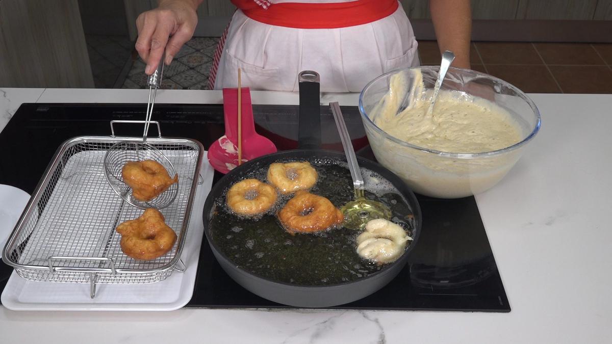 BUÑUELOS DE CARNAVAL RECETA TRADICIONAL. Tiernos y esponjosos buñuelos que acompañados de un buen chocolate caliente hace que en los días fríos de carnavales - Loli Domínguez - Foto 7
