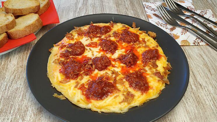 Tortilla abierta de sobrasada y queso