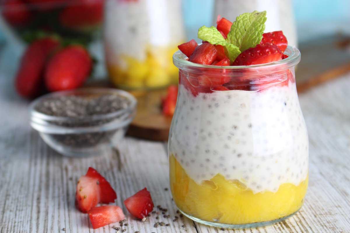 Pudding de chía con yogur sin lactosa, fresas y mango