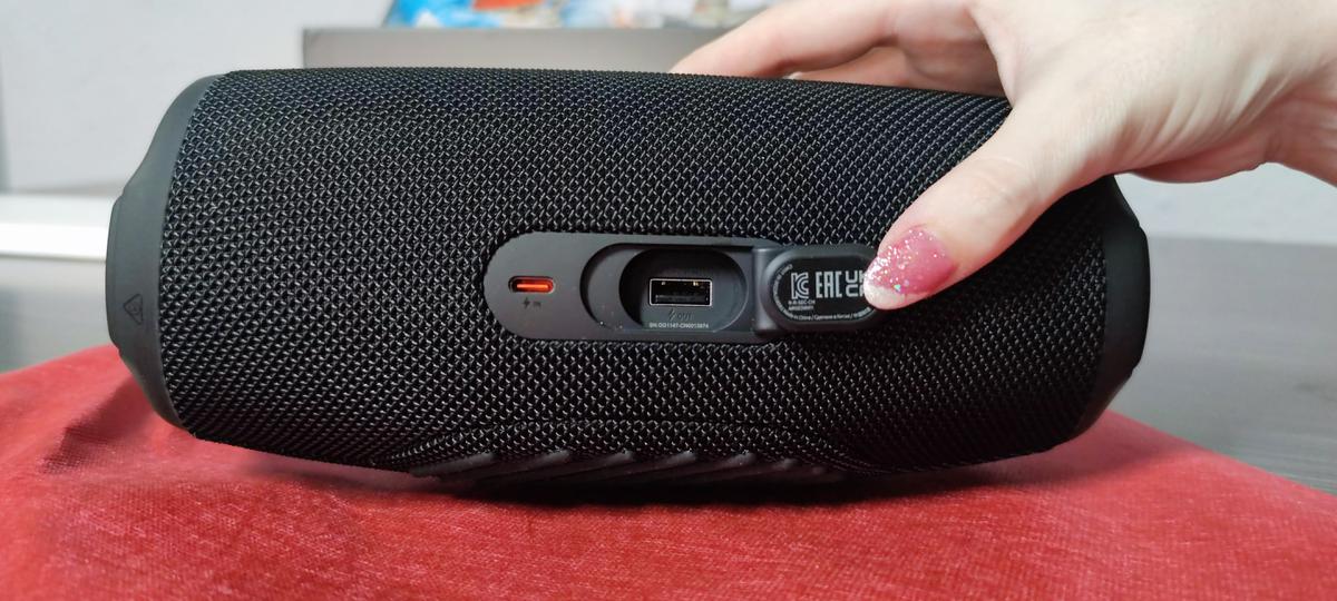 Al dorso están ambos puertos USB