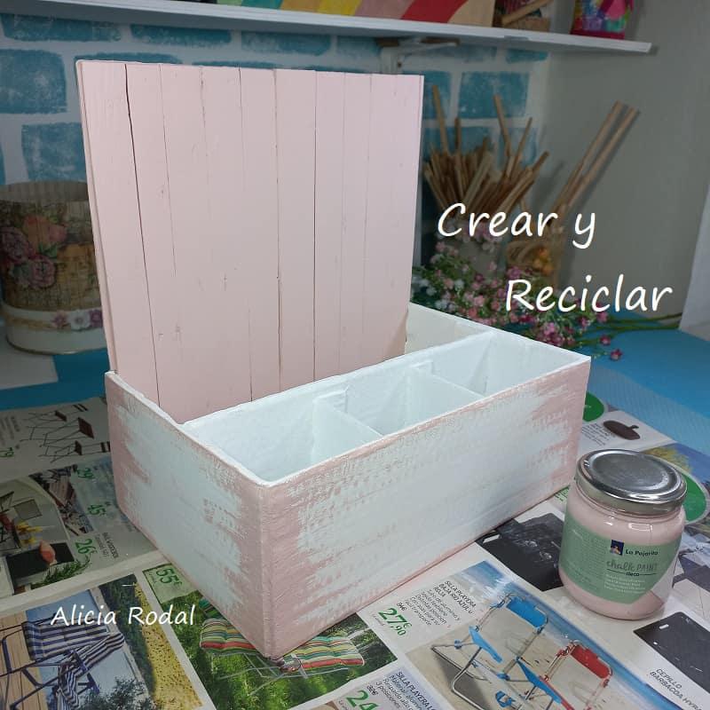 Las manualidades son un arte en sí mismas y si además las combinamos con materiales reciclados, obtendremos objetos únicos, originales, creativos y muy útiles, como este precioso y práctico organizador de mesa, que vamos a hacer con una simple caja de zapatos de cartón.