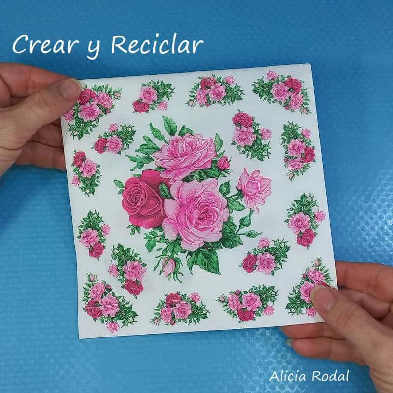 Las manualidades son un arte en sí mismas y si además las combinamos con materiales reciclados, obtendremos objetos únicos, originales, creativos y muy útiles, como este precioso y práctico organizador de mesa, que vamos a hacer con una simple caja de zapatos de cartón.