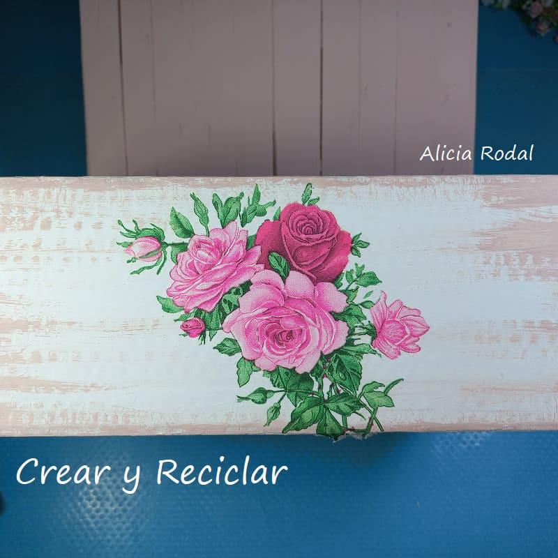 Las manualidades son un arte en sí mismas y si además las combinamos con materiales reciclados, obtendremos objetos únicos, originales, creativos y muy útiles, como este precioso y práctico organizador de mesa, que vamos a hacer con una simple caja de zapatos de cartón.