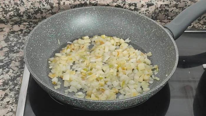 como hacer salsa siciliana paso 1b