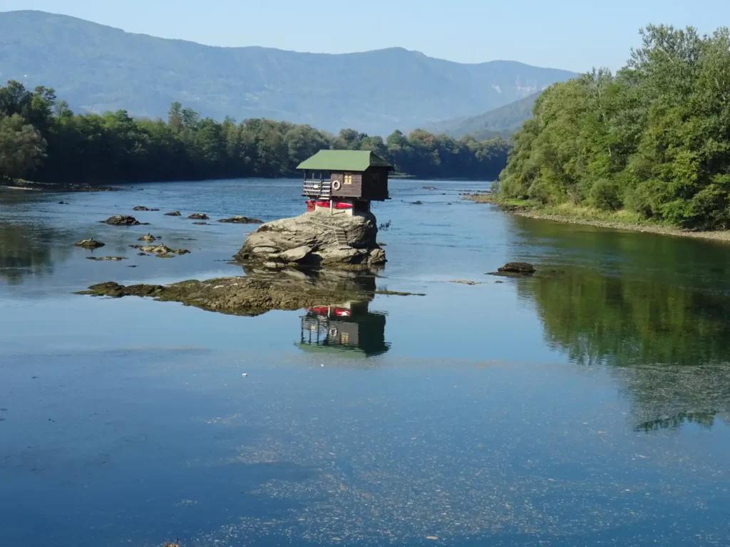 Casa sobre el río Drina