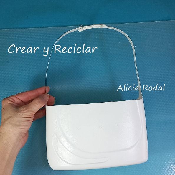 Todos los días generamos una cantidad importante de residuos en nuestra casa, como cartón, plástico, latas, vidrio, etc., en este tutorial vamos a aprender a reutilizar una botella, envase, bote, galón o garrafa plástica grande para hacer una preciosa cesta o cestillo con botella de plástico de jabón o detergente para lavar la ropa.