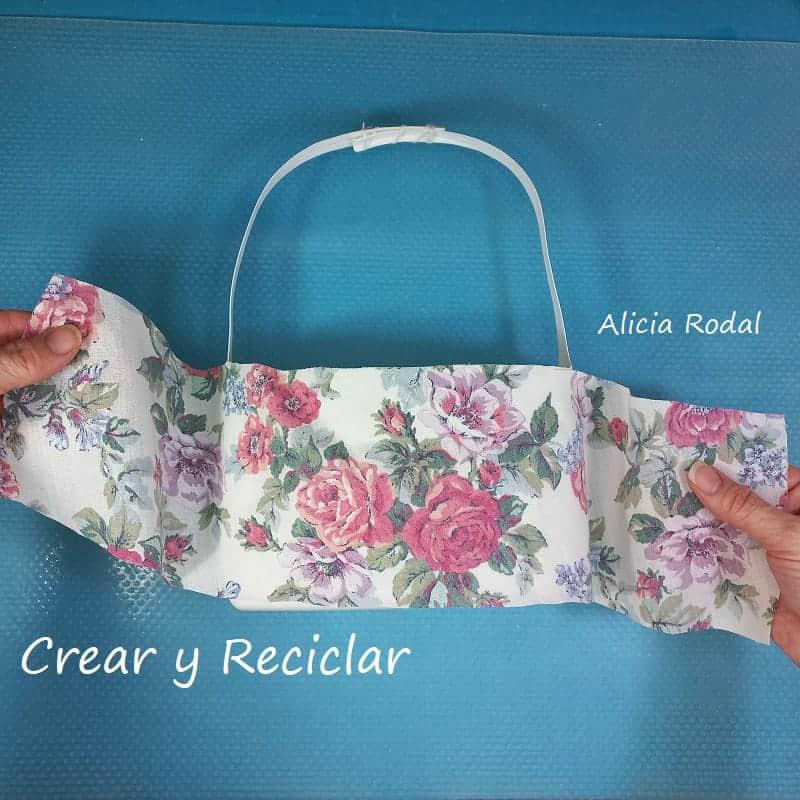 Todos los días generamos una cantidad importante de residuos en nuestra casa, como cartón, plástico, latas, vidrio, etc., en este tutorial vamos a aprender a reutilizar una botella, envase, bote, galón o garrafa plástica grande para hacer una preciosa cesta o cestillo con botella de plástico de jabón o detergente para lavar la ropa.