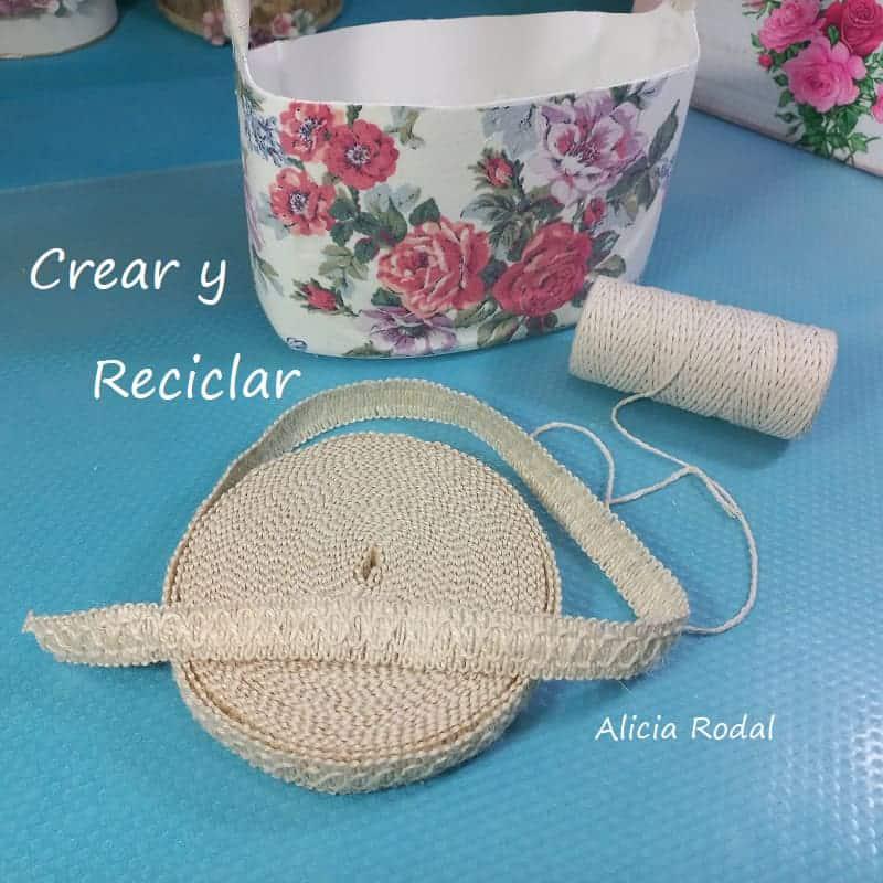 Todos los días generamos una cantidad importante de residuos en nuestra casa, como cartón, plástico, latas, vidrio, etc., en este tutorial vamos a aprender a reutilizar una botella, envase, bote, galón o garrafa plástica grande para hacer una preciosa cesta o cestillo con botella de plástico de jabón o detergente para lavar la ropa.