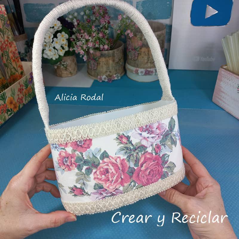 Todos los días generamos una cantidad importante de residuos en nuestra casa, como cartón, plástico, latas, vidrio, etc., en este tutorial vamos a aprender a reutilizar una botella, envase, bote, galón o garrafa plástica grande para hacer una preciosa cesta o cestillo con botella de plástico de jabón o detergente para lavar la ropa.