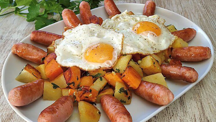 Huevos a la plancha con patatas y salchichas