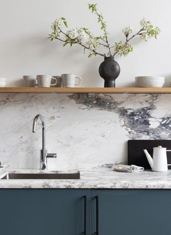 cocina-moderna-con-encimera-de-marmol