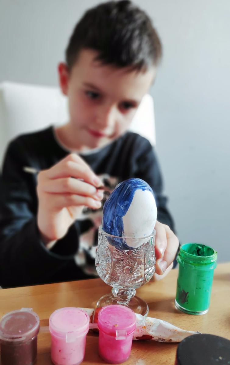 pintando huevos de pascua