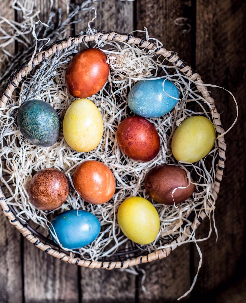 coloridos huevos de pascua