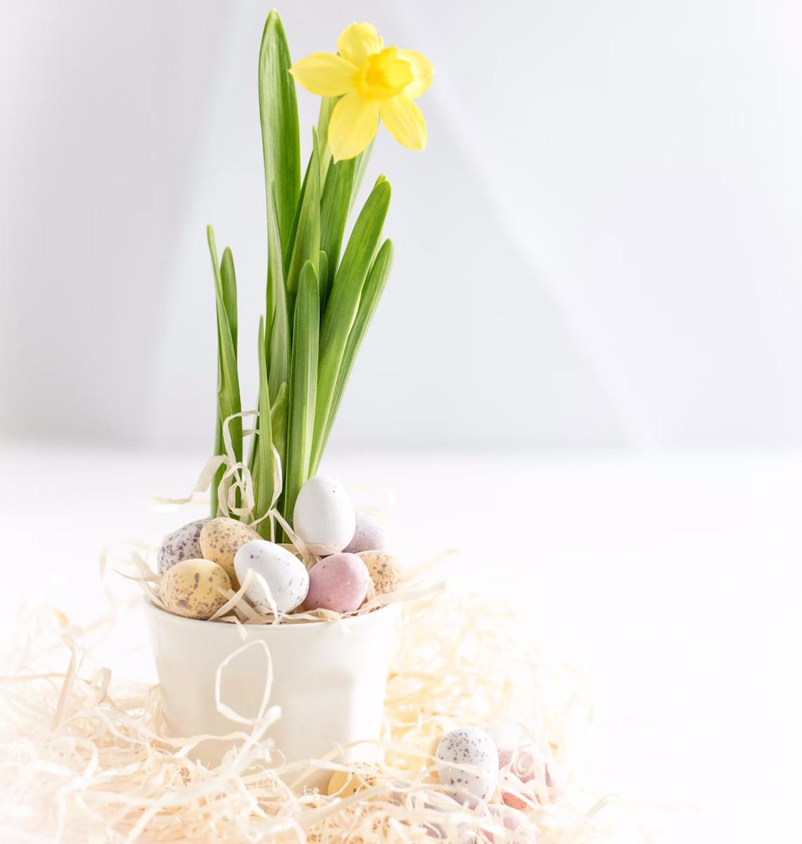 centro de mesa con huevos de pascua