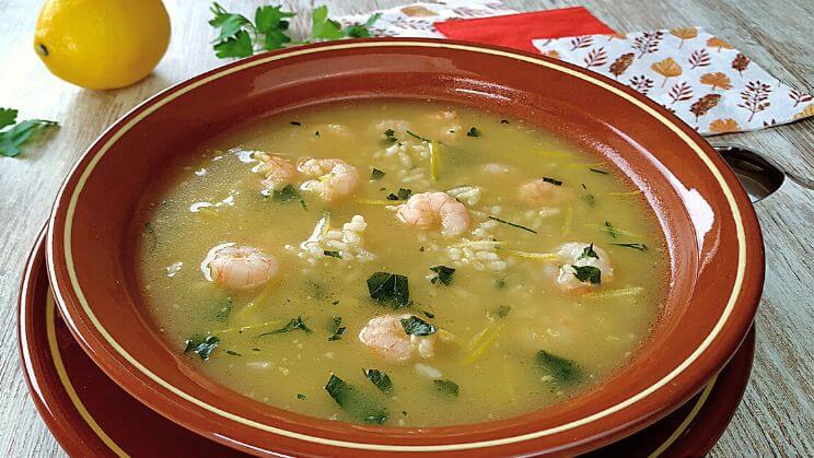 Sopa de arroz y gambas
