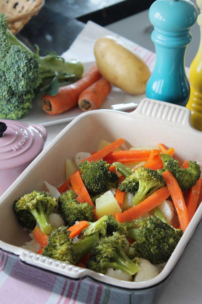 Verduras al vapor. Brócoli, coliflor, patata y zanahoria al vapor