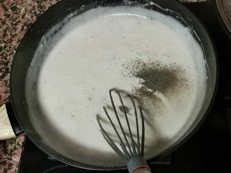 Remueve hasta espesar y pimienta