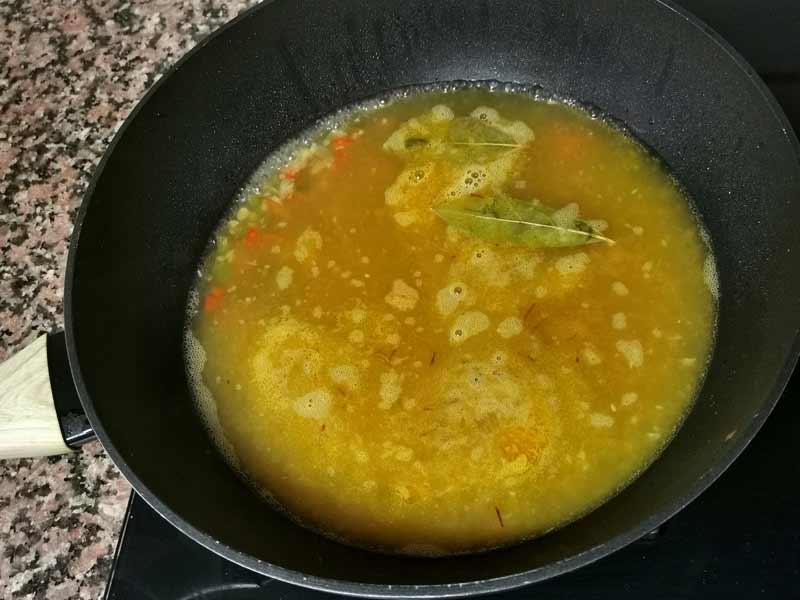 Caldo pescado azafran