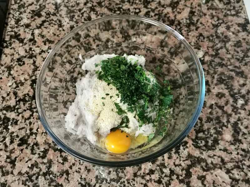 Sepia picada huevo perejil pan rallado