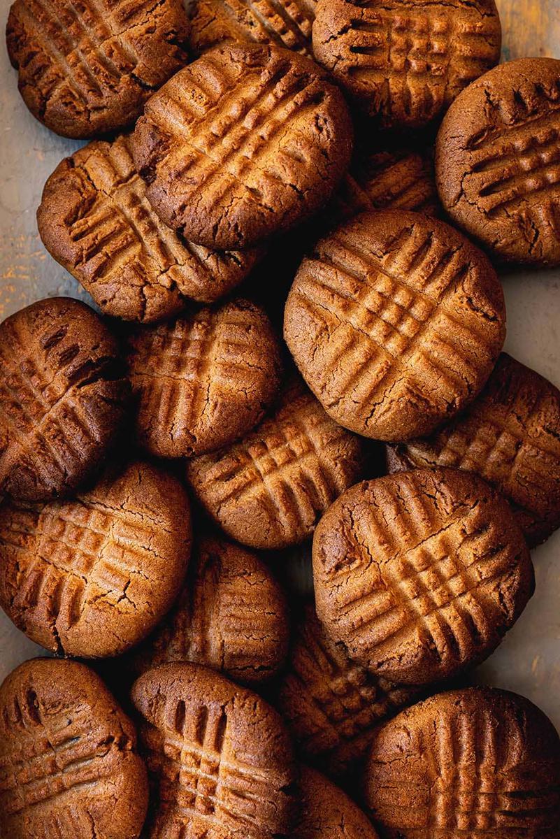 En una superficie gris están puestas las galletas de crema de cacahuete crujientes.