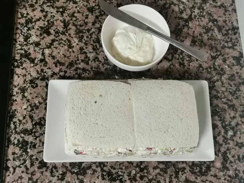 Unta el pastel con mayonesa