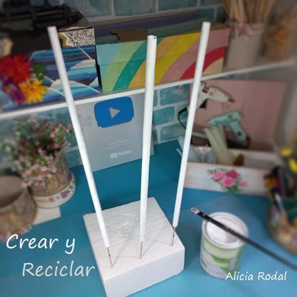 Vamos a convertir una caja de zapatos de cartón en un precioso organizador de mesa para tus materiales de manualidades, como cintas de tela, de papel, encajes, puntillas, yute o lo que quieras, y le vamos a hacer una preciosa decoración con la técnica decoupage. DIY
