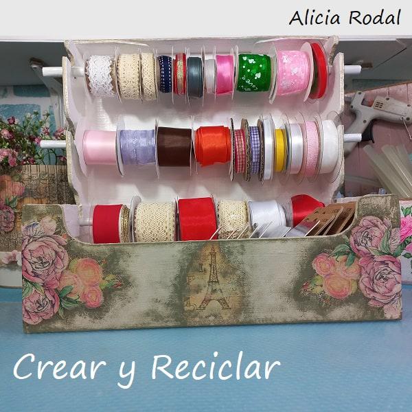 Vamos a convertir una caja de zapatos de cartón en un precioso organizador de mesa para tus materiales de manualidades, como cintas de tela, de papel, encajes, puntillas, yute o lo que quieras, y le vamos a hacer una preciosa decoración con la técnica decoupage. DIY