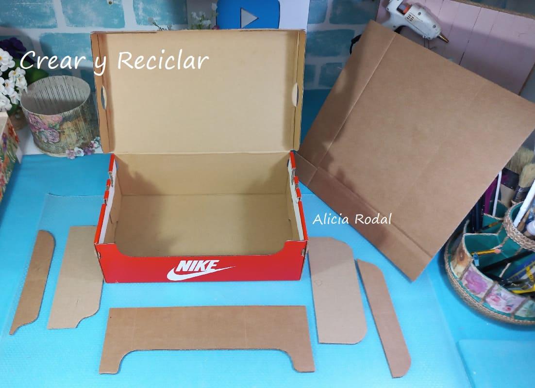 Vamos a convertir una caja de zapatos de cartón en un precioso organizador de mesa para tus materiales de manualidades, como cintas de tela, de papel, encajes, puntillas, yute o lo que quieras, y le vamos a hacer una preciosa decoración con la técnica decoupage. DIY