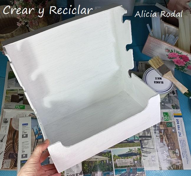 Vamos a convertir una caja de zapatos de cartón en un precioso organizador de mesa para tus materiales de manualidades, como cintas de tela, de papel, encajes, puntillas, yute o lo que quieras, y le vamos a hacer una preciosa decoración con la técnica decoupage. DIY