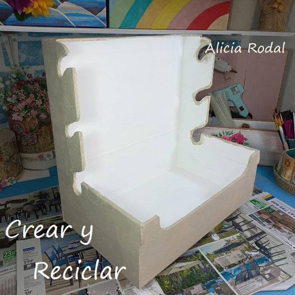 Vamos a convertir una caja de zapatos de cartón en un precioso organizador de mesa para tus materiales de manualidades, como cintas de tela, de papel, encajes, puntillas, yute o lo que quieras, y le vamos a hacer una preciosa decoración con la técnica decoupage. DIY