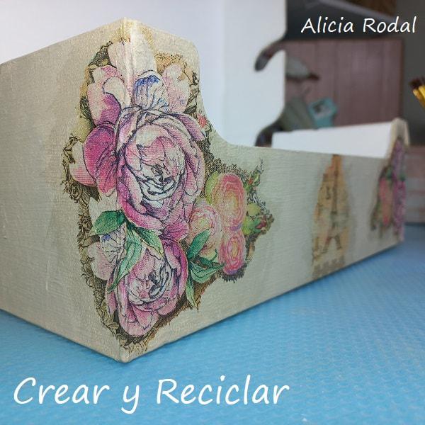 Vamos a convertir una caja de zapatos de cartón en un precioso organizador de mesa para tus materiales de manualidades, como cintas de tela, de papel, encajes, puntillas, yute o lo que quieras, y le vamos a hacer una preciosa decoración con la técnica decoupage. DIY