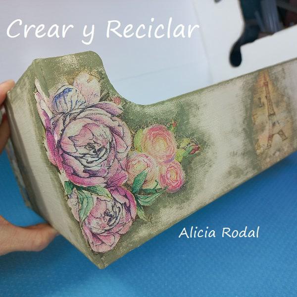 Vamos a convertir una caja de zapatos de cartón en un precioso organizador de mesa para tus materiales de manualidades, como cintas de tela, de papel, encajes, puntillas, yute o lo que quieras, y le vamos a hacer una preciosa decoración con la técnica decoupage. DIY