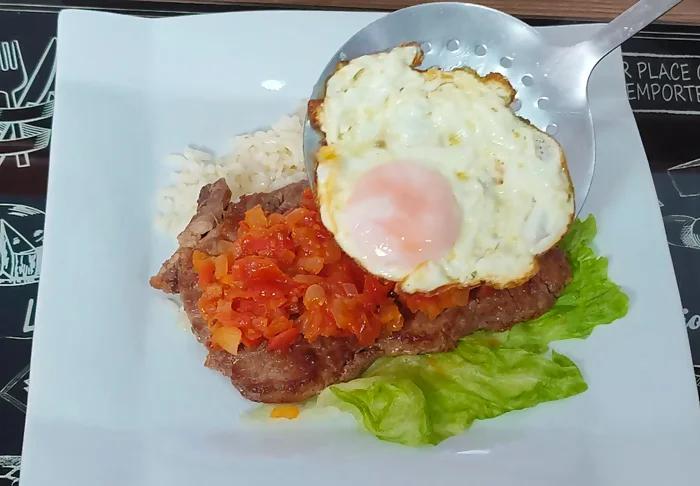 como hacer bistec a caballo 3