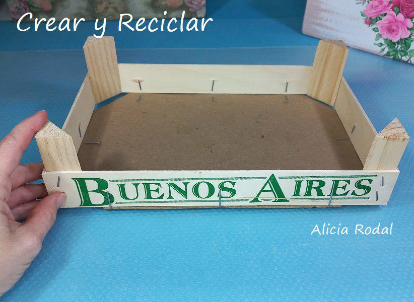 Si eres amante del hilo y la aguja o simplemente te gusta coser para hacer tu propia ropa, transformar o arreglar la que ya tienes, con esta hermosa y útil idea tendrás todos tus materiales de trabajo bien organizados y a mano y todo con materiales reciclados. DIY