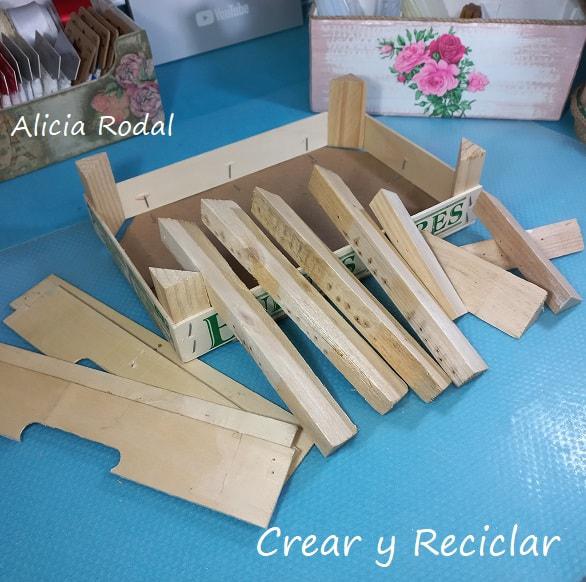 Si eres amante del hilo y la aguja o simplemente te gusta coser para hacer tu propia ropa, transformar o arreglar la que ya tienes, con esta hermosa y útil idea tendrás todos tus materiales de trabajo bien organizados y a mano y todo con materiales reciclados. DIY