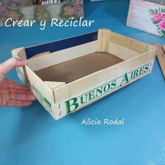 Si eres amante del hilo y la aguja o simplemente te gusta coser para hacer tu propia ropa, transformar o arreglar la que ya tienes, con esta hermosa y útil idea tendrás todos tus materiales de trabajo bien organizados y a mano y todo con materiales reciclados. DIY