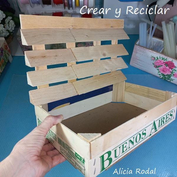 Si eres amante del hilo y la aguja o simplemente te gusta coser para hacer tu propia ropa, transformar o arreglar la que ya tienes, con esta hermosa y útil idea tendrás todos tus materiales de trabajo bien organizados y a mano y todo con materiales reciclados. DIY