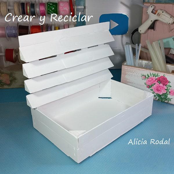 Si eres amante del hilo y la aguja o simplemente te gusta coser para hacer tu propia ropa, transformar o arreglar la que ya tienes, con esta hermosa y útil idea tendrás todos tus materiales de trabajo bien organizados y a mano y todo con materiales reciclados. DIY