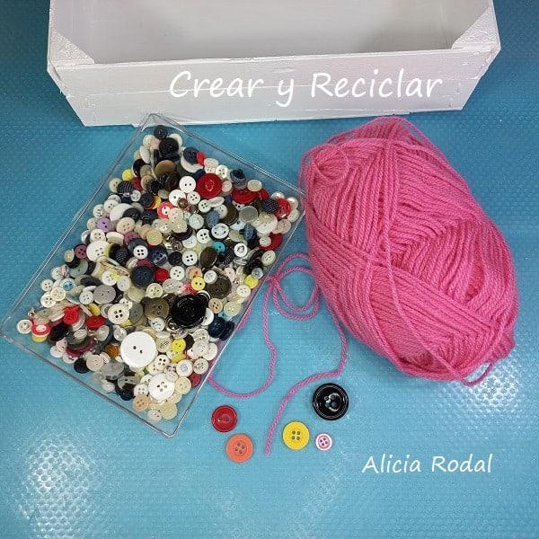 Si eres amante del hilo y la aguja o simplemente te gusta coser para hacer tu propia ropa, transformar o arreglar la que ya tienes, con esta hermosa y útil idea tendrás todos tus materiales de trabajo bien organizados y a mano y todo con materiales reciclados. DIY